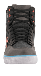 Scarpa da moto Alpinestars J-6 Waterproof Canvas, vista frontale, nero e antracite con dettaglio della suola azzurro e occhielli arancioni, stivaletto da moto stile sneaker con membrana impermeabile