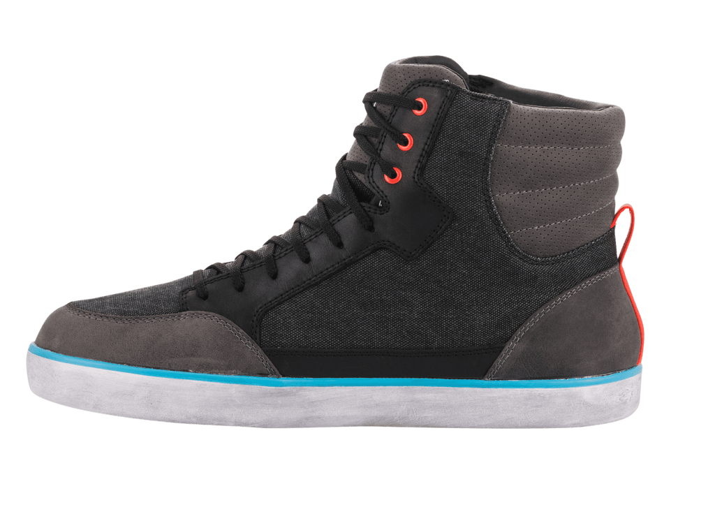 Alpinestars J-6 Waterproof Canvas, scarpa da moto stile sneaker, design high-top con pannelli in tela nera e pelle grigia, suola bianca con striscia blu acceso, occhielli e passante sul tallone rossi, nero antracite e blu chiaro