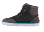 Alpinestars J-6 Waterproof Canvas, scarpa da moto stile sneaker, design high-top con pannelli in tela nera e pelle grigia, suola bianca con striscia blu acceso, occhielli e passante sul tallone rossi, nero antracite e blu chiaro