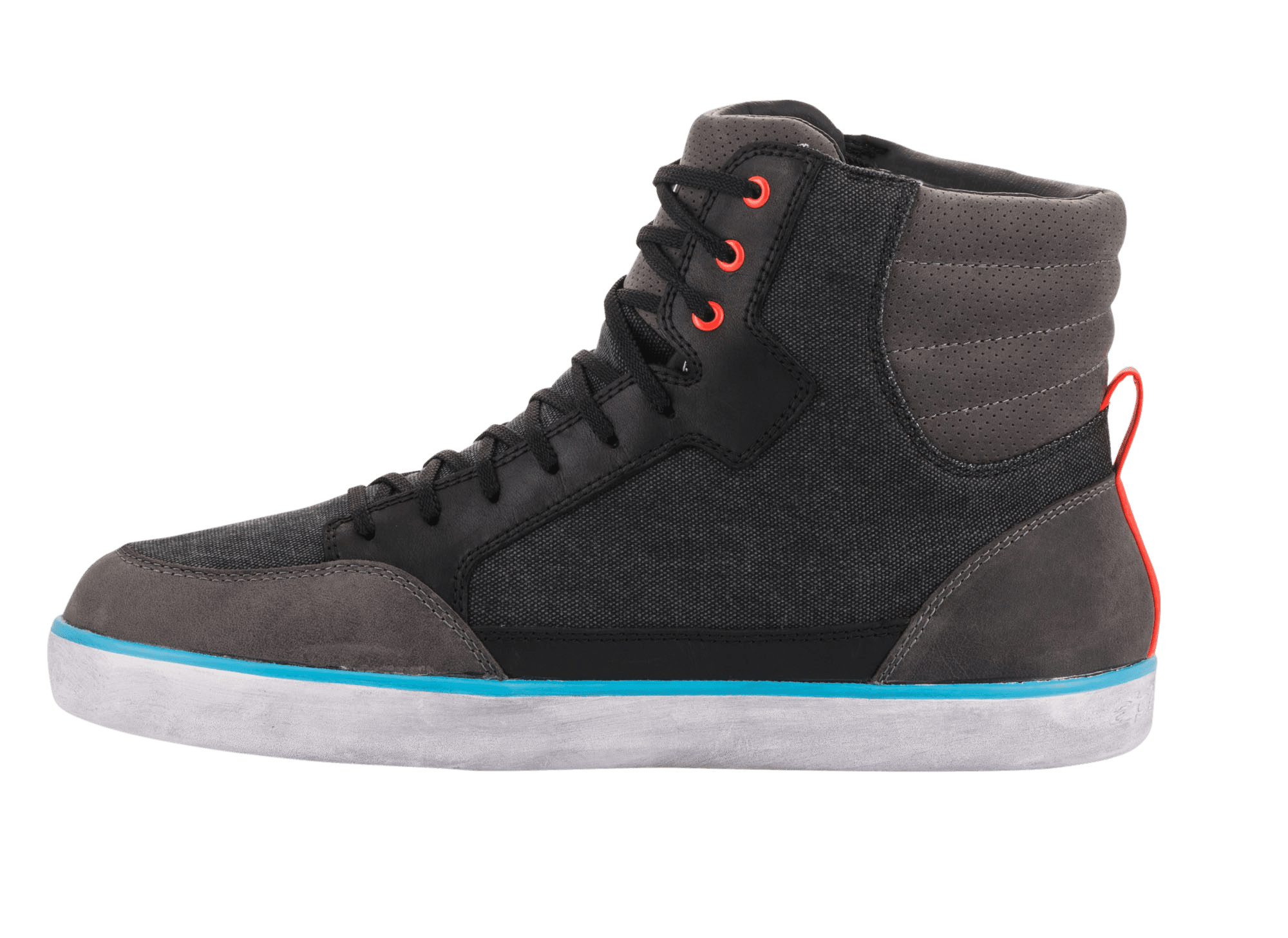 Alpinestars J-6 Waterproof Canvas, scarpa da moto stile sneaker, design high-top con pannelli in tela nera e pelle grigia, suola bianca con striscia blu acceso, occhielli e passante sul tallone rossi, nero antracite e blu chiaro