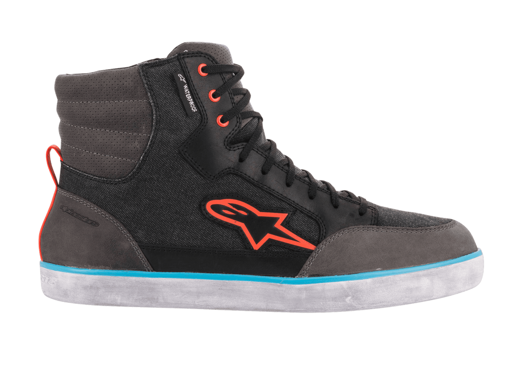 Alpinestars J-6 Waterproof Canvas Riding Shoe, Nero Antracite e Azzurro, silhouette sneaker high-top con logo Astars arancione, occhielli arancioni e striscia azzurra su suola in gomma bianca, calzatura da moto urban casual.
