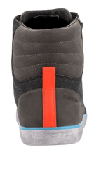 Alpinestars J-6 Waterproof Canvas Riding Shoe, vista posteriore, tomaia grigia e antracite con striscia arancione vivace sul tallone, bordo azzurro sopra una suola grigia effetto invecchiato, scarpa da moto in stile sneaker urbana con marchio impresso