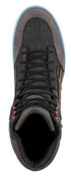Alpinestars J-6 Waterproof Canvas Riding Shoe, Nero e Antracite, vista dall'alto che mostra pannelli in tela testurizzata e pelle, lacci neri con occhielli arancioni, dettaglio della suola azzurro, calzatura da moto in stile sneaker casual