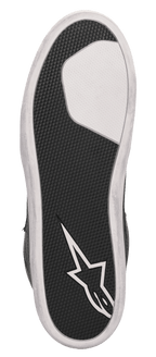 Alpinestars J-6 Waterproof Canvas Riding Shoe, vista della suola, gomma nera testurizzata con sezione bianca sull'avampiede e logo a stella Alpinestars bianco sul tallone, suola preformata in gomma resistente per la guida in moto