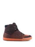 Alpinestars Chrome Crafted Drystar® Shoes, sneaker da moto urban alte color Brown Gum, vista laterale che mostra la costruzione in pelle impermeabile, dettagli in pelle scamosciata marrone scuro e la distintiva suola in gomma arancione.