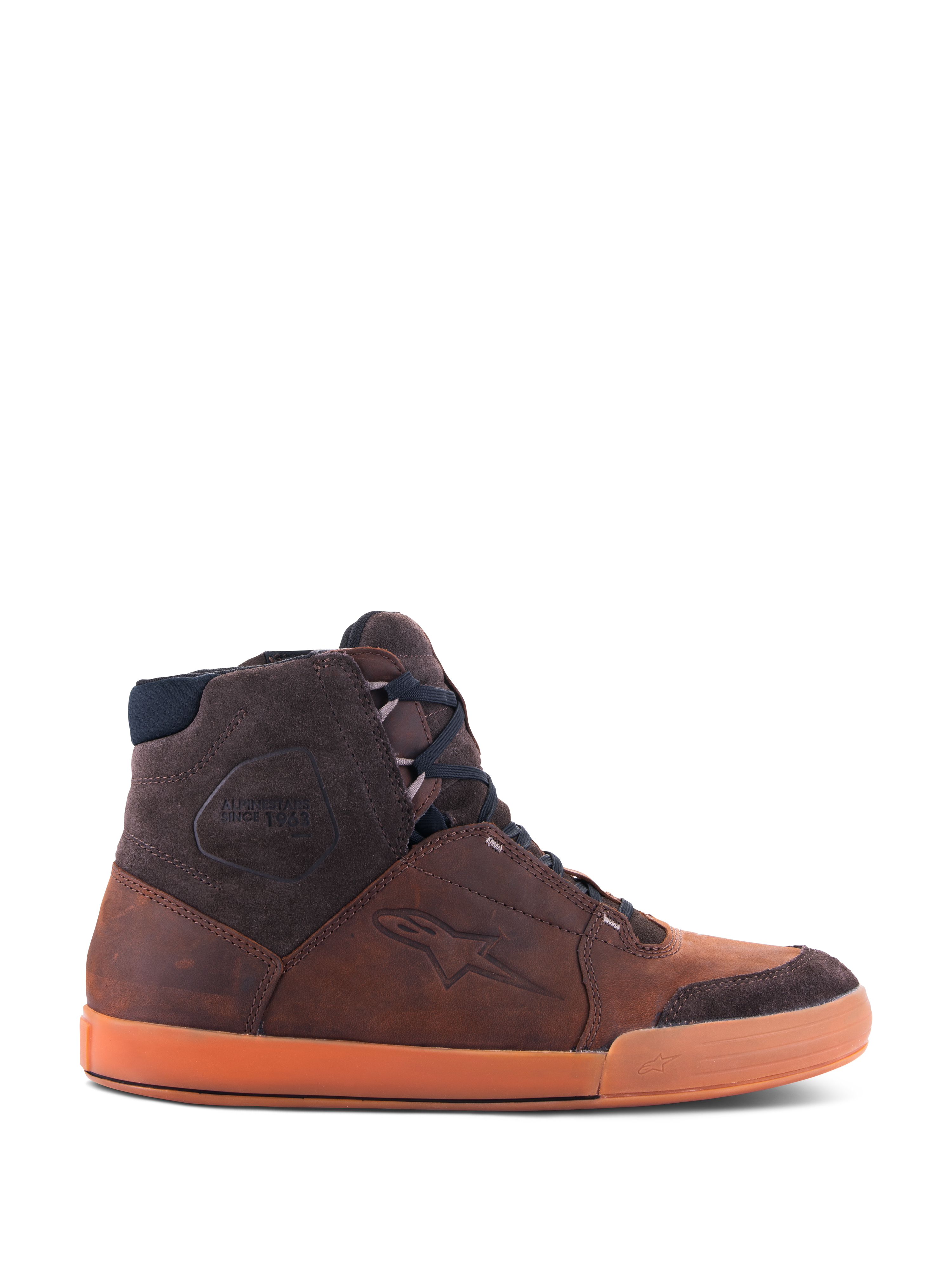 Alpinestars Chrome Crafted Drystar® Shoes, sneaker da moto urban alte color Brown Gum, vista laterale che mostra la costruzione in pelle impermeabile, dettagli in pelle scamosciata marrone scuro e la distintiva suola in gomma arancione.