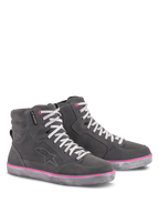 Scarpe Alpinestars J-6 Waterproof Donna, scarpe da moto, grigio chiaro con accenti fucsia, design stile sneaker alta, tomaia in pelle e scamosciato, lacci bianchi, finiture rosa su suola e occhielli, abbigliamento da moto urbano