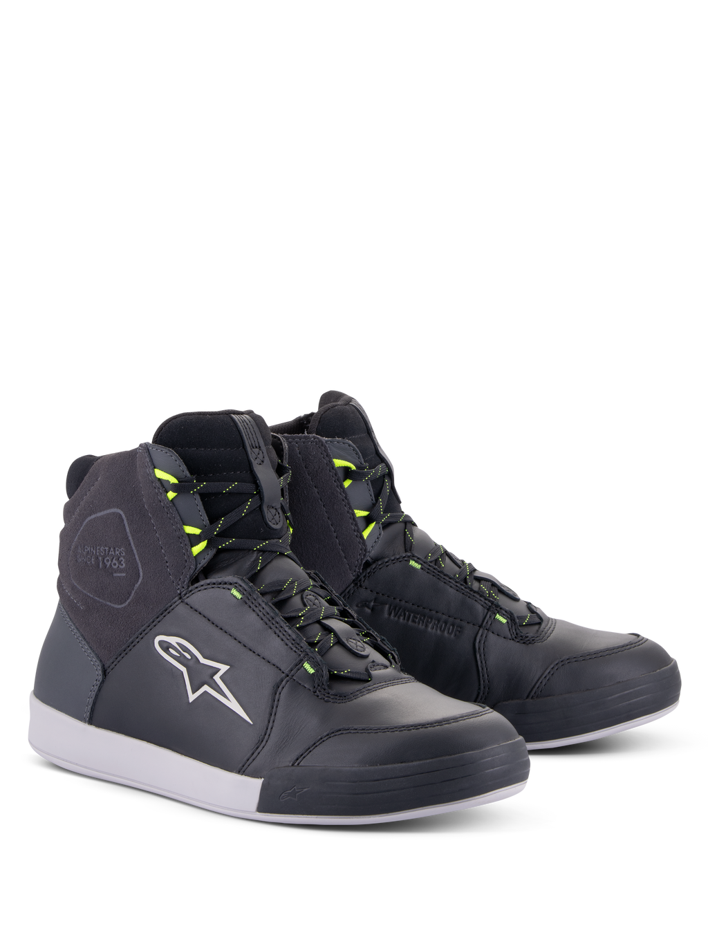 Scarpe Alpinestars Chrome Drystar®, scarpe da moto urbane, nero, grigio scuro e giallo fluo, silhouette alta in pelle premium e scamosciato, con logo Alpinestars bianco e asole dei lacci giallo neon, calzature protettive in stile street casual