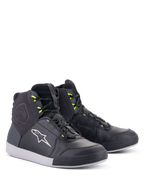 Scarpe Alpinestars Chrome Drystar®, scarpe da moto urbane, nero, grigio scuro e giallo fluo, silhouette alta in pelle premium e scamosciato, con logo Alpinestars bianco e asole dei lacci giallo neon, calzature protettive in stile street casual
