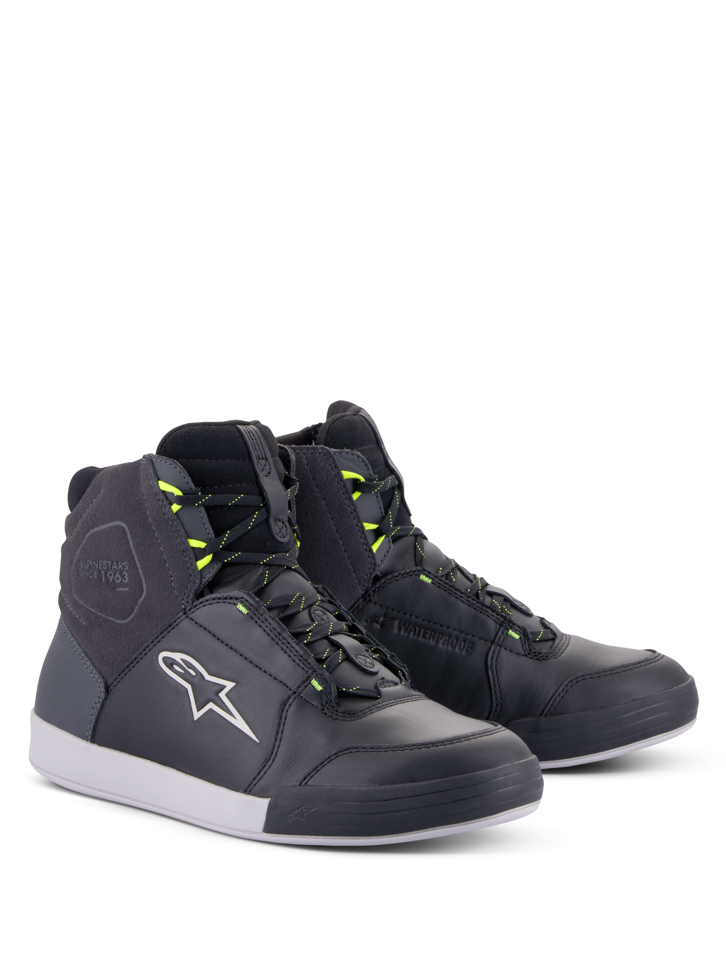 Scarpe Alpinestars Chrome Drystar®, scarpe da moto urbane, nero, grigio scuro e giallo fluo, silhouette alta in pelle premium e scamosciato, con logo Alpinestars bianco e asole dei lacci giallo neon, calzature protettive in stile street casual