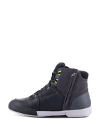 Alpinestars Chrome Drystar® Shoes, scarpe da moto, nero, grigio scuro e giallo fluo, profilo laterale con design urbano casual high-top, cerniera laterale, suola bianca e costruzione in pelle e camoscio impermeabile con accenti giallo fluorescente