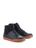 Scarpe Alpinestars Chrome Drystar®, scarpe da moto urbane impermeabili, tomaia in pelle nera e camoscio con suola color para, design da sneaker alta, abbigliamento da moto casual con caratteristiche protettive