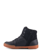 Alpinestars Chrome Drystar® Shoes, Nero Nero Gomma, calzature da moto urbane con tomaia in pelle nera e scamosciato, profilo sneaker high-top, suola in gomma color gomma e zip laterale.