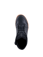 Alpinestars Chrome Drystar® Shoes, scarpe da moto, nero e gomma, vista dall'alto che mostra l'allacciatura e il colletto imbottito, design urbano casual con tomaia in pelle e suola in gomma