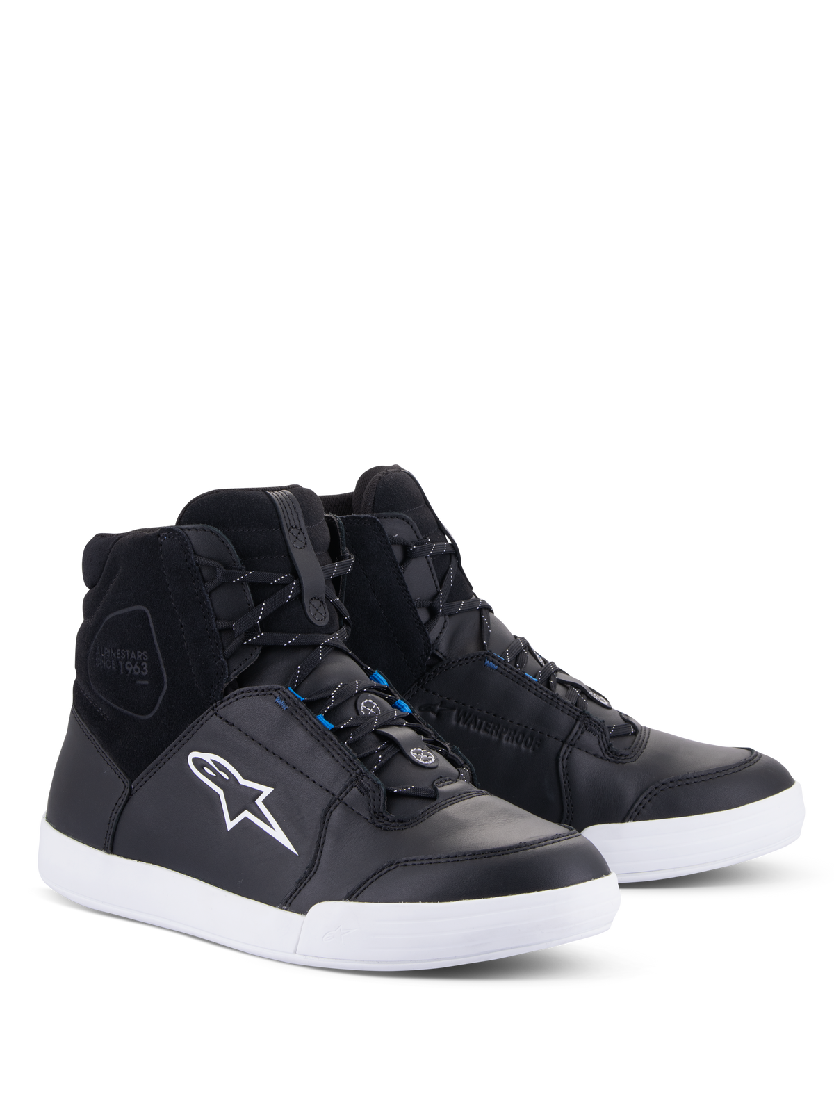 Scarpe Alpinestars Chrome Drystar®, scarpe da moto urbane, nero e bianco con accenti blu, design sneaker alta con tomaia in pelle e scamosciato, suola bianca a contrasto e logo Astars bianco, calzature impermeabili per uso stradale