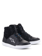 Scarpe Alpinestars Chrome Drystar®, scarpe da moto urbane, nero e bianco con accenti blu, design sneaker alta con tomaia in pelle e scamosciato, suola bianca a contrasto e logo Astars bianco, calzature impermeabili per uso stradale