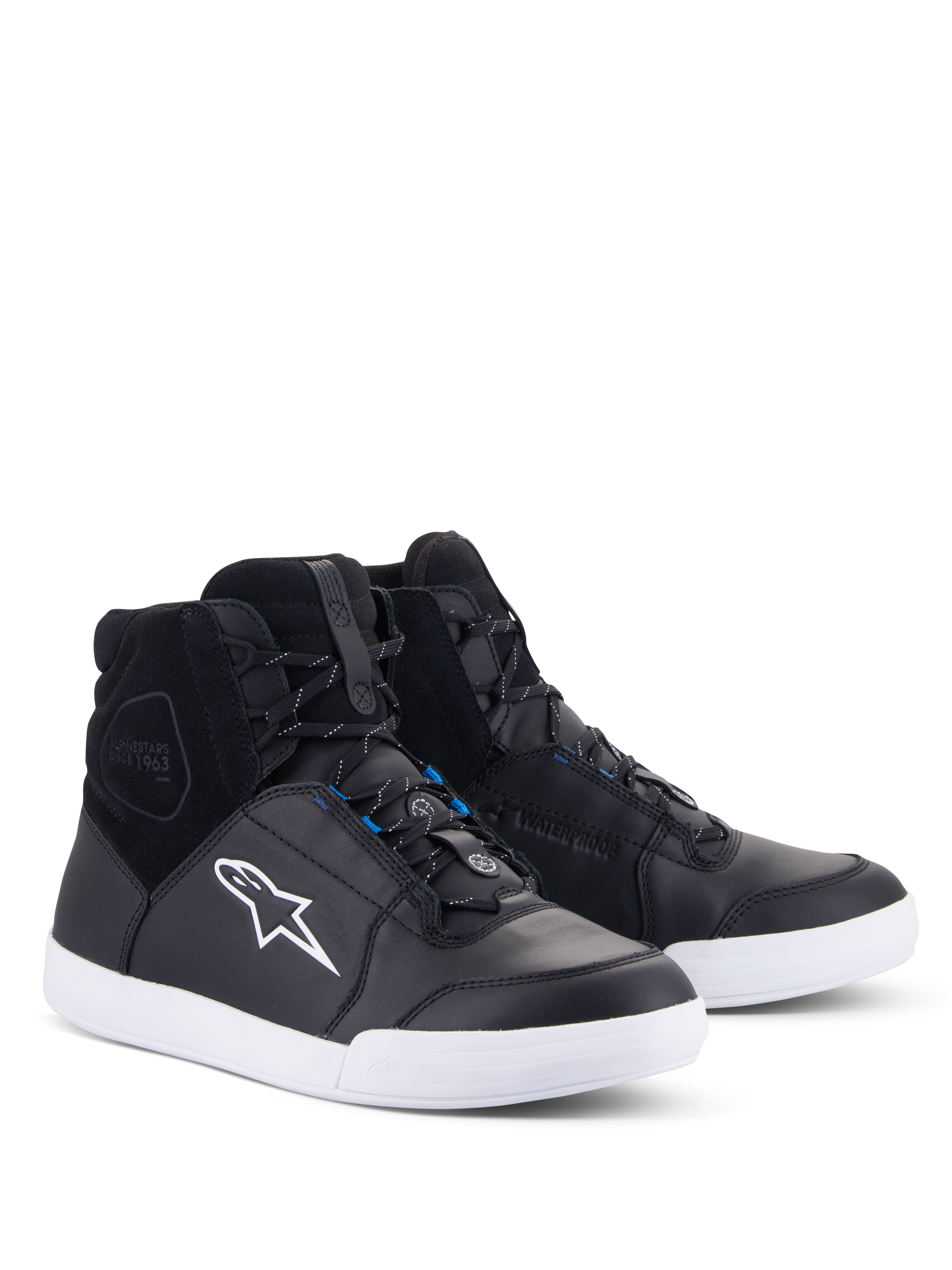 Scarpe Alpinestars Chrome Drystar®, scarpe da moto urbane, nero e bianco con accenti blu, design sneaker alta con tomaia in pelle e scamosciato, suola bianca a contrasto e logo Astars bianco, calzature impermeabili per uso stradale