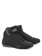 Scarpe Alpinestars Sektor Waterproof, scarpe da moto, nero, profilo mid-top con lacci e cinturino in Velcro sulla caviglia, logo Alpinestars bianco, struttura in microfibra leggera con pannelli rinforzati e suola in gomma