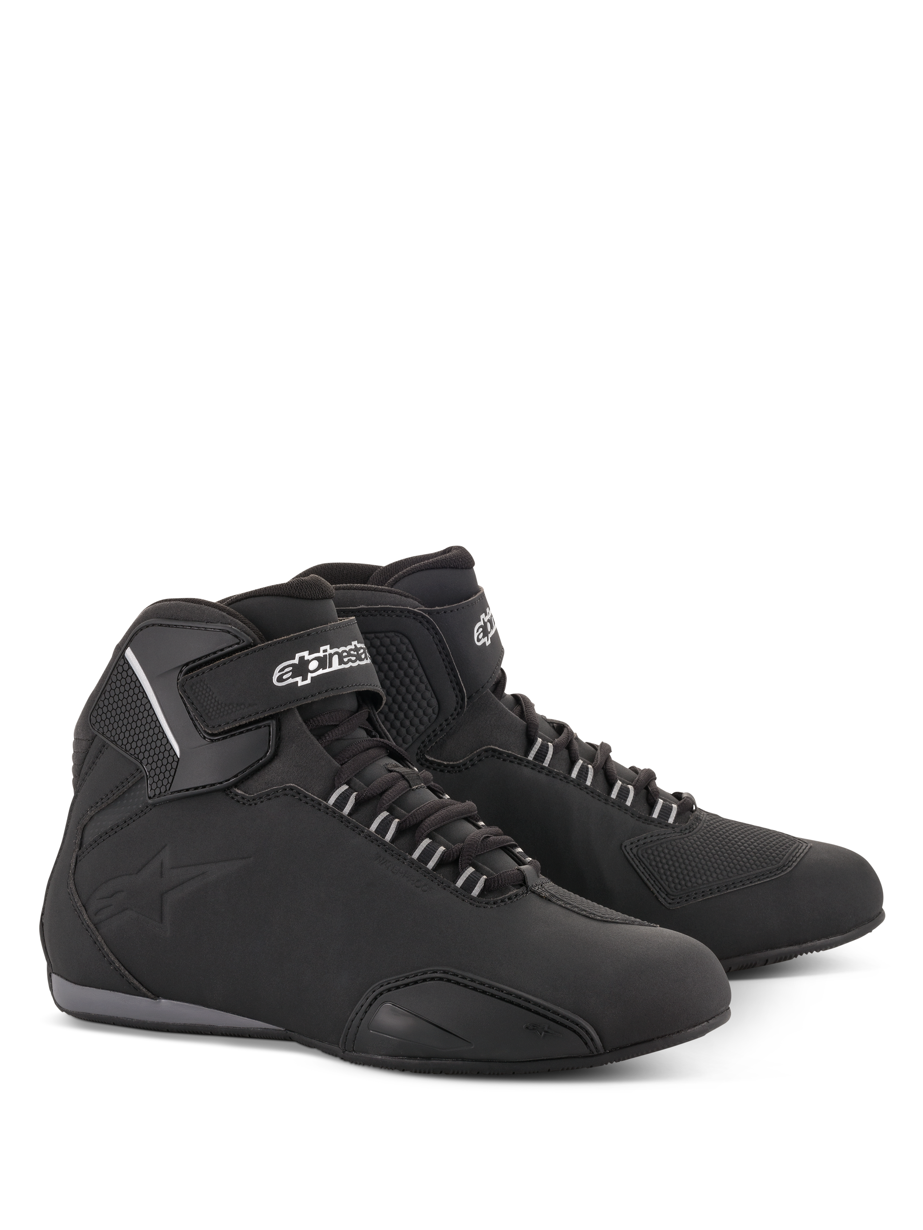 Scarpe Alpinestars Sektor Waterproof, scarpe da moto, nero, profilo mid-top con lacci e cinturino in Velcro sulla caviglia, logo Alpinestars bianco, struttura in microfibra leggera con pannelli rinforzati e suola in gomma