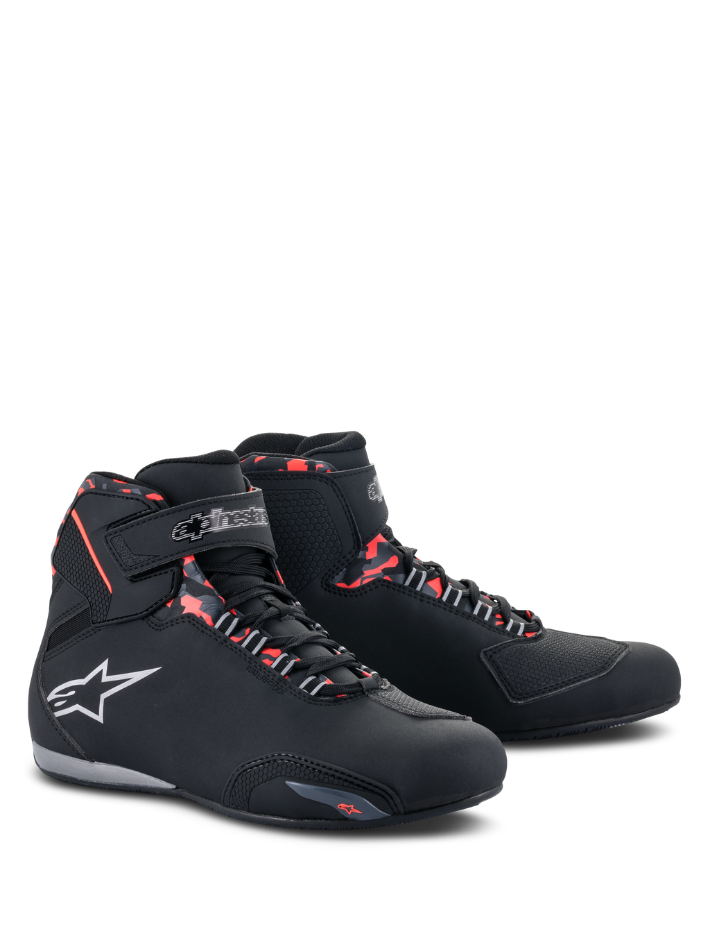 Scarpe Alpinestars Sektor Waterproof, scarpe da moto, nero, grigio scuro e rosso fluo, con logo Alpinestars bianco, profilo alto con lacci e chiusura in velcro, design impermeabile per guida su strada