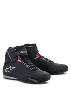 Scarpe Alpinestars Sektor Waterproof, scarpe da moto, nero, grigio scuro e rosso fluo, con logo Alpinestars bianco, profilo alto con lacci e chiusura in velcro, design impermeabile per guida su strada