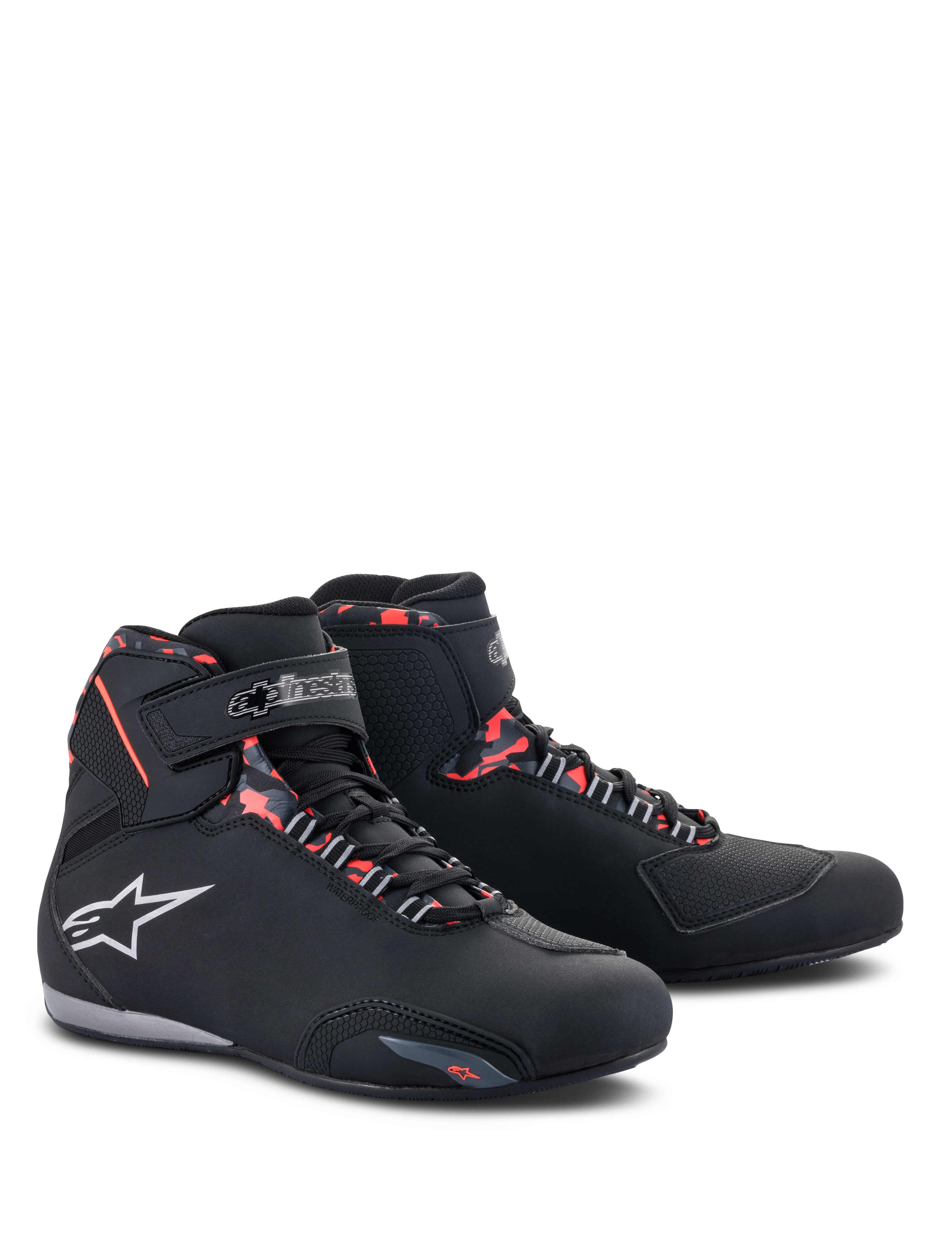 Scarpe Alpinestars Sektor Waterproof, scarpe da moto, nero, grigio scuro e rosso fluo, con logo Alpinestars bianco, profilo alto con lacci e chiusura in velcro, design impermeabile per guida su strada