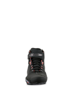 Alpinestars Sektor Waterproof Shoes, scarpe da moto, nero, grigio scuro e rosso fluo, vista frontale che mostra la struttura in microfibra nera, chiusura con lacci, cinturino in velcro logato sulla caviglia e accenti rosso fluo sugli occhielli