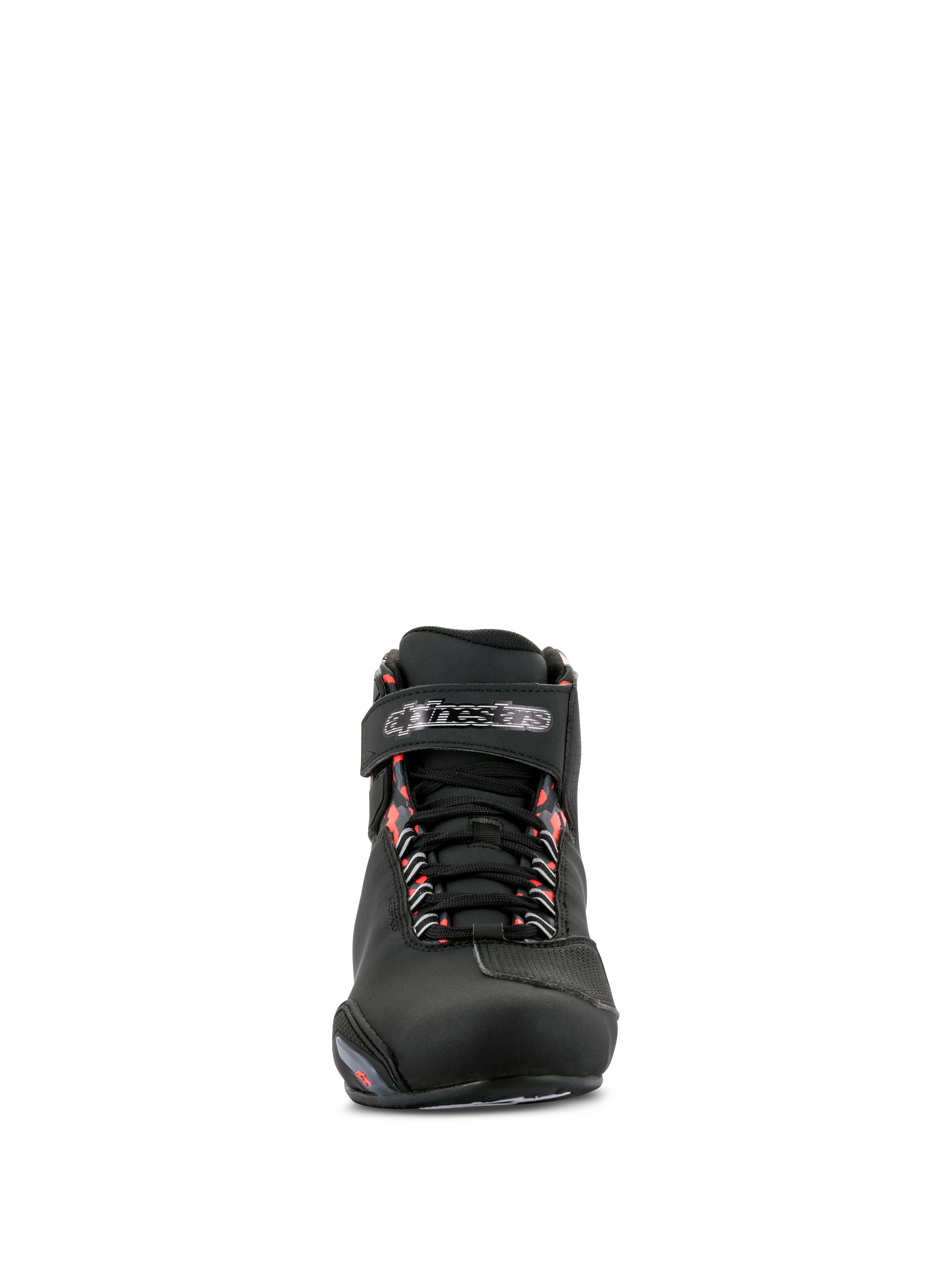 Alpinestars Sektor Waterproof Shoes, scarpe da moto, nero, grigio scuro e rosso fluo, vista frontale che mostra la struttura in microfibra nera, chiusura con lacci, cinturino in velcro logato sulla caviglia e accenti rosso fluo sugli occhielli