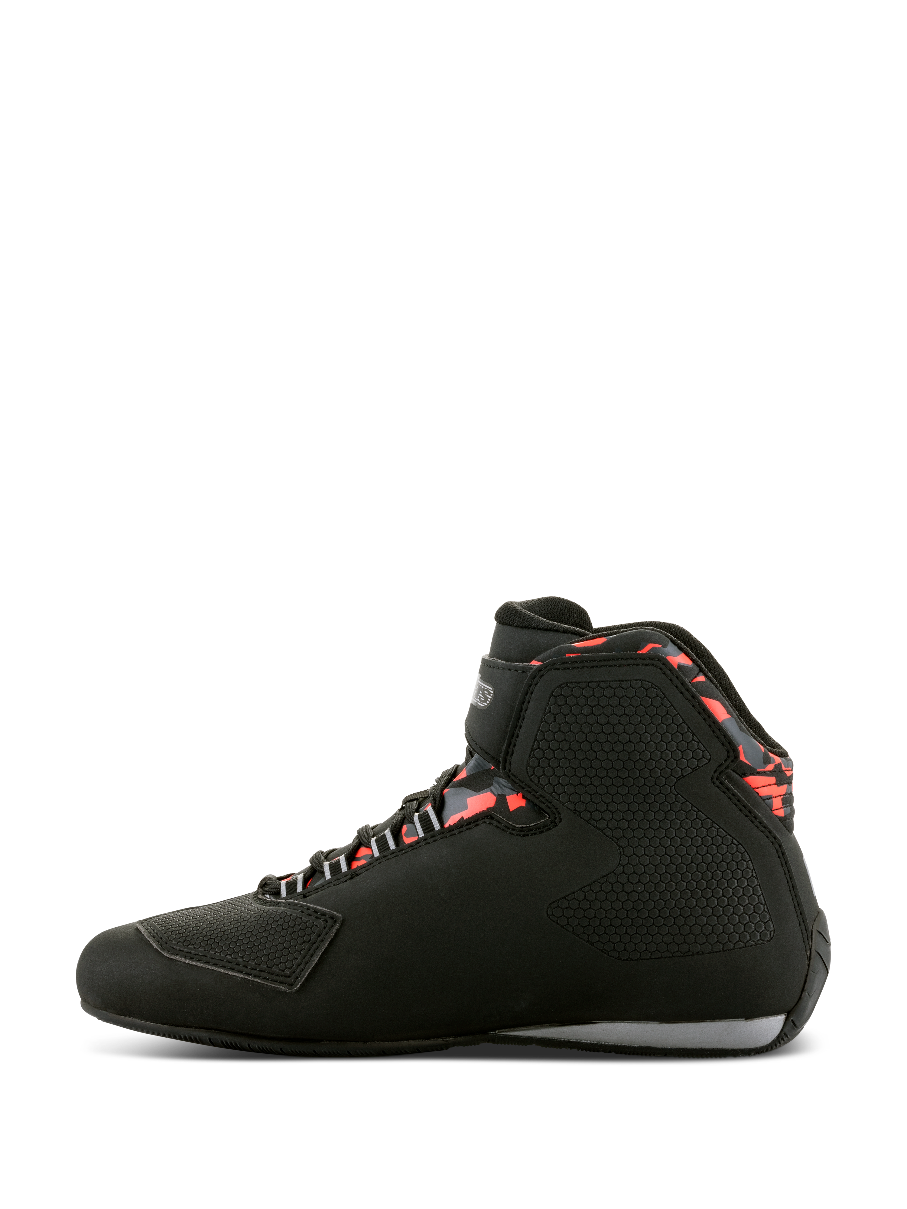 Alpinestars Sektor Waterproof Shoes, scarpe da moto, nero, grigio scuro e rosso fluo, profilo laterale con design high-top, cinturino in velcro sulla caviglia, rinforzo cambio sulla punta e accenti rossi a fantasia intorno al colletto