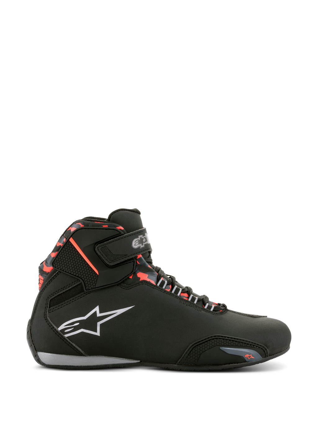 Scarpe Alpinestars Sektor Waterproof, nero con accenti grigio scuro e rosso fluo, profilo laterale di una scarpa da moto, logo Alpinestars bianco, motivo camouflage rosso sulla caviglia, cinturino in velcro, costruzione impermeabile per guida su strada