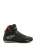 Scarpe Alpinestars Sektor Waterproof, nero con accenti grigio scuro e rosso fluo, profilo laterale di una scarpa da moto, logo Alpinestars bianco, motivo camouflage rosso sulla caviglia, cinturino in velcro, costruzione impermeabile per guida su strada