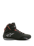 Scarpe Alpinestars Sektor Waterproof, nero con accenti grigio scuro e rosso fluo, profilo laterale di una scarpa da moto, logo Alpinestars bianco, motivo camouflage rosso sulla caviglia, cinturino in velcro, costruzione impermeabile per guida su strada