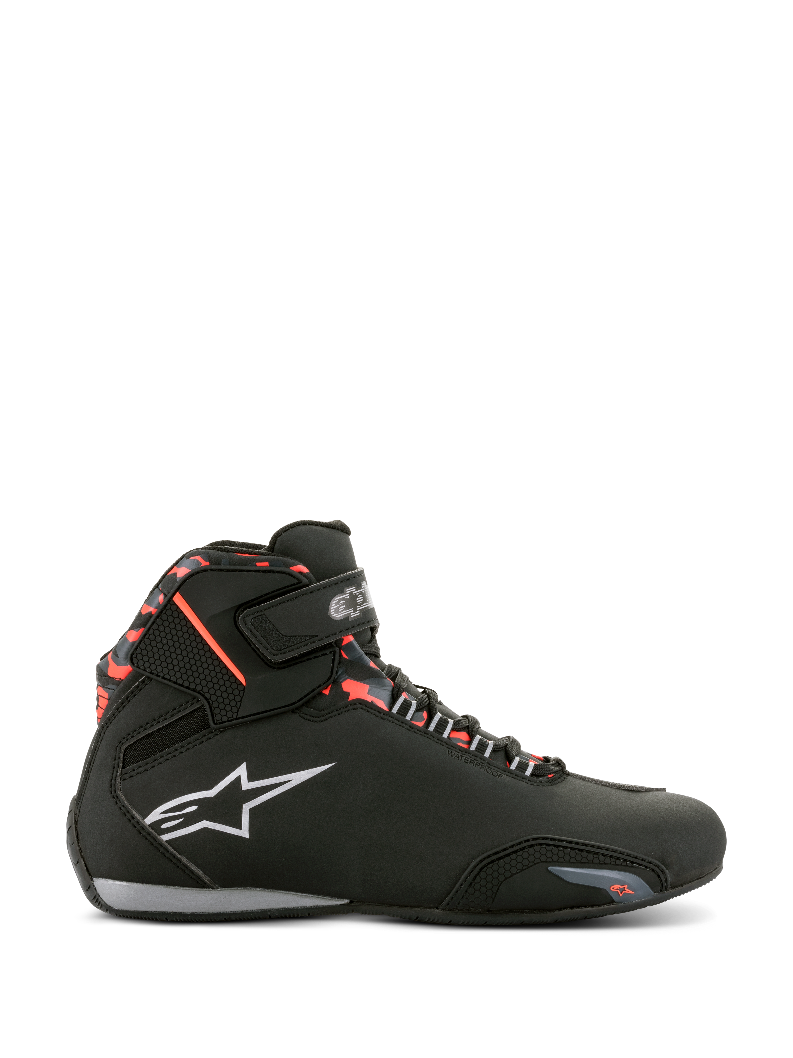 Scarpe Alpinestars Sektor Waterproof, nero con accenti grigio scuro e rosso fluo, profilo laterale di una scarpa da moto, logo Alpinestars bianco, motivo camouflage rosso sulla caviglia, cinturino in velcro, costruzione impermeabile per guida su strada