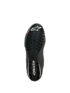 Scarpe Alpinestars Sektor Waterproof, vista della suola, gomma nera con battistrada a onde per il deflusso dell'acqua, con logo Astars bianco e marchio Alpinestars, progettata per l'aderenza e il supporto sulle pedane della moto