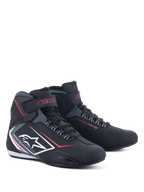 Scarpe Alpinestars Sektor Waterproof, scarpe da moto, nero con accenti rossi e bianchi, con logo a stella bianco sul lato, cinturino in velcro sulla caviglia e sistema di allacciatura, design sportivo e profilato per la guida su strada