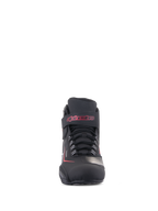 Scarpe Alpinestars Sektor Waterproof, scarpe da moto, nero con dettagli bianchi e rossi, vista frontale con sistema di allacciatura e cinturino in velcro sulla caviglia con scritta Alpinestars rossa, finitura in microfibra resistente