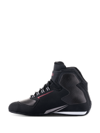 Scarpe Alpinestars Sektor Waterproof, scarpe da moto, nero, bianco e grigio, vista laterale, tomaia in leggera microfibra con pannelli grigi a nido d'ape, linea rossa e dettaglio suola bianco, equipaggiamento impermeabile per guida su strada