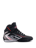 Scarpe Alpinestars Sektor Waterproof, profilo laterale, nero con accenti grigi e bianchi e dettagli rossi, dotate di lacci, cinturino in Velcro sulla caviglia, logo Alpinestars e scritta 'Waterproof', calzatura tecnica da moto dal design affusolato