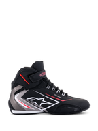 Alpinestars Scarpe Sektor Waterproof, scarpe da moto, nero, bianco e grigio con dettagli rossi, vista laterale con logo Alpinestars bianco e marchio della membrana impermeabile, struttura in microfibra leggera, design atletico per prestazioni stradali in ogni condizione climatica