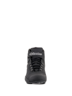 Alpinestars Sektor Waterproof Shoes, scarpe da moto nere, vista frontale con lacci neri e cinturino alla caviglia in Velcro con logo Alpinestars bianco, design elegante in microfibra per prestazioni motociclistiche in ogni condizione atmosferica