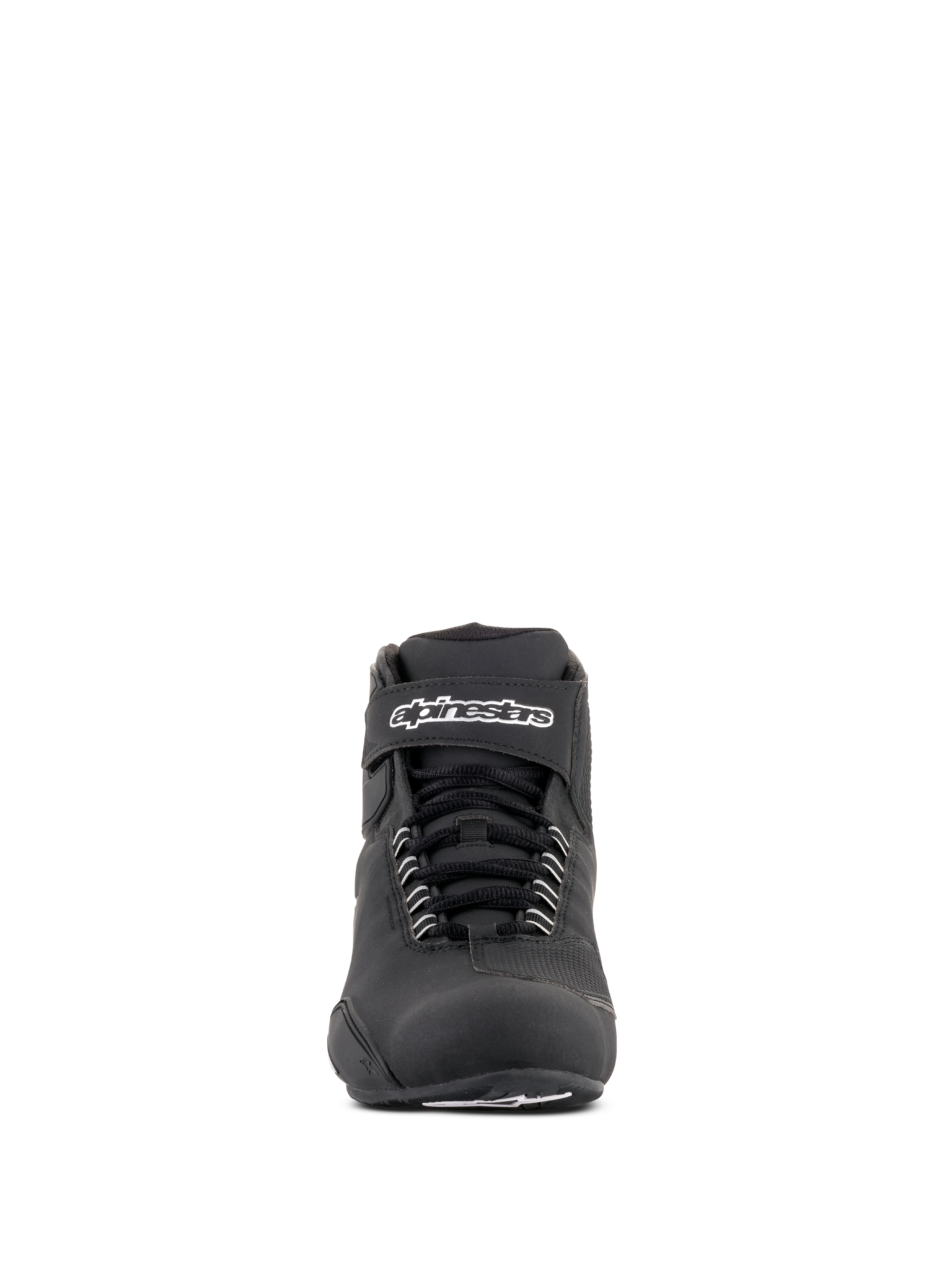 Alpinestars Sektor Waterproof Shoes, scarpe da moto nere, vista frontale con lacci neri e cinturino alla caviglia in Velcro con logo Alpinestars bianco, design elegante in microfibra per prestazioni motociclistiche in ogni condizione atmosferica