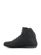 Scarpe Alpinestars Sektor Waterproof, scarpe da moto, nero, vista di profilo laterale con design a scarpa alta, tomaia in microfibra, pannelli laterali testurizzati, occhielli per i lacci bianchi e logo del brand sulla caviglia.
