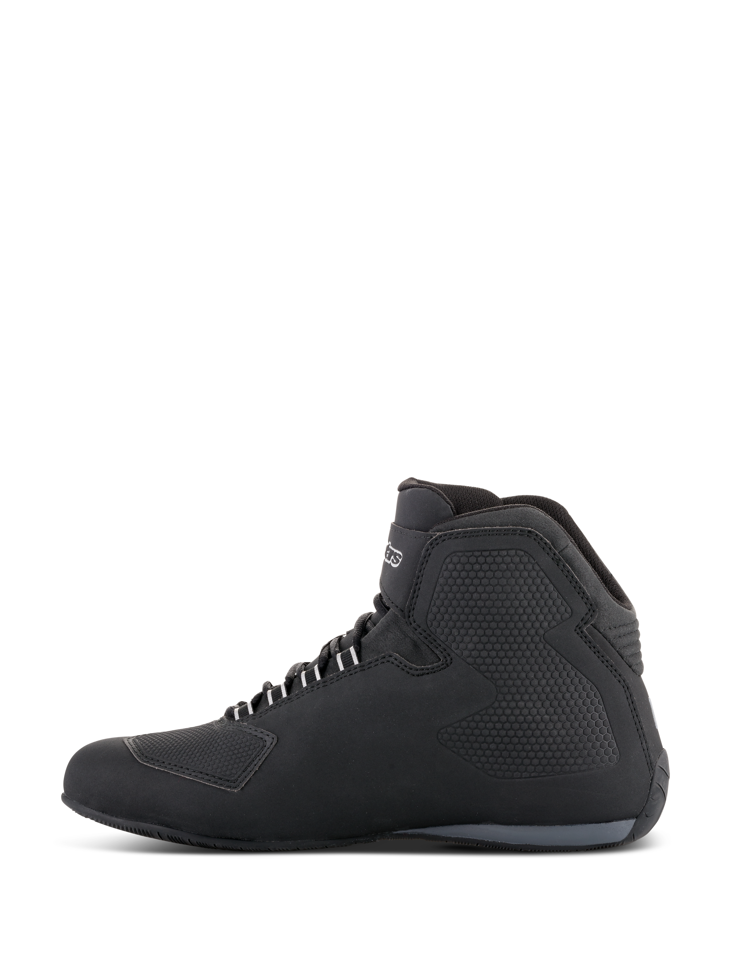 Scarpe Alpinestars Sektor Waterproof, scarpe da moto, nero, vista di profilo laterale con design a scarpa alta, tomaia in microfibra, pannelli laterali testurizzati, occhielli per i lacci bianchi e logo del brand sulla caviglia.