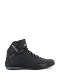 Alpinestars Sektor Waterproof Shoes, scarpe da moto, nero, vista laterale, struttura in microfibra con membrana impermeabile, punta rinforzata e chiusura a strappo sulla caviglia