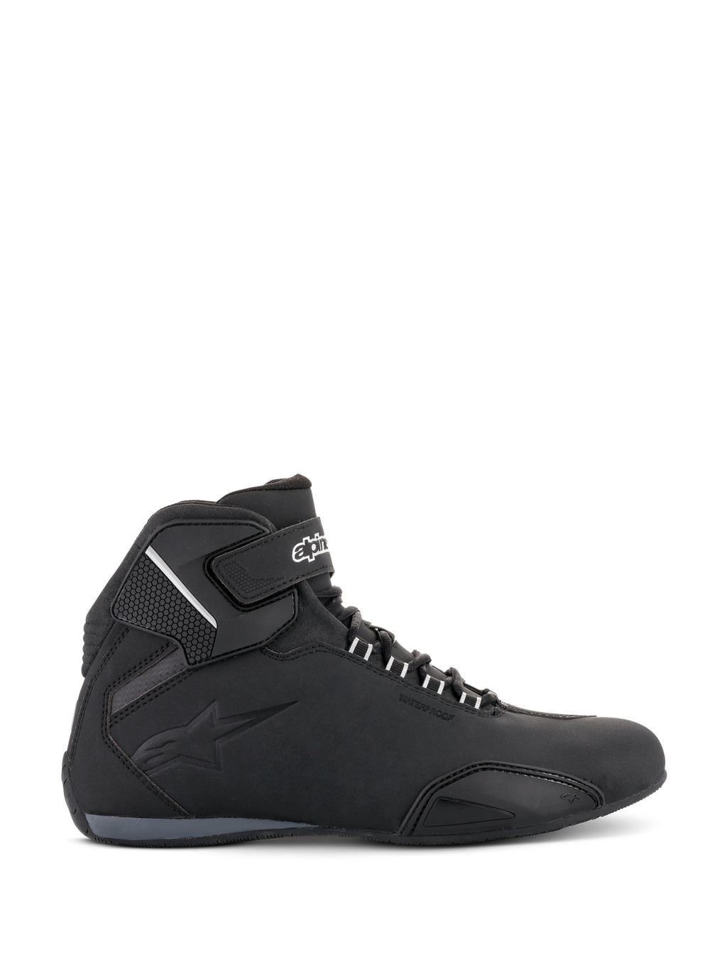 Scarpe Alpinestars Sektor Waterproof, scarpe da moto, nero, vista laterale con struttura leggera in microfibra, cinturino alla caviglia con logo bianco, logo in rilievo e design sportivo a taglio basso per la guida su strada.