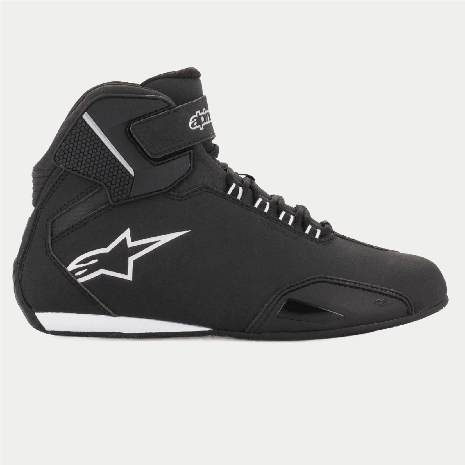 Alpinestars Stella Sektor Waterproof Shoes da donna, scarpe da moto, nero e argento, vista di profilo laterale con tomaia in microfibra nera, logo Astars bianco, inserti riflettenti argento e sistema di allacciatura rapida con cinturino sulla caviglia.