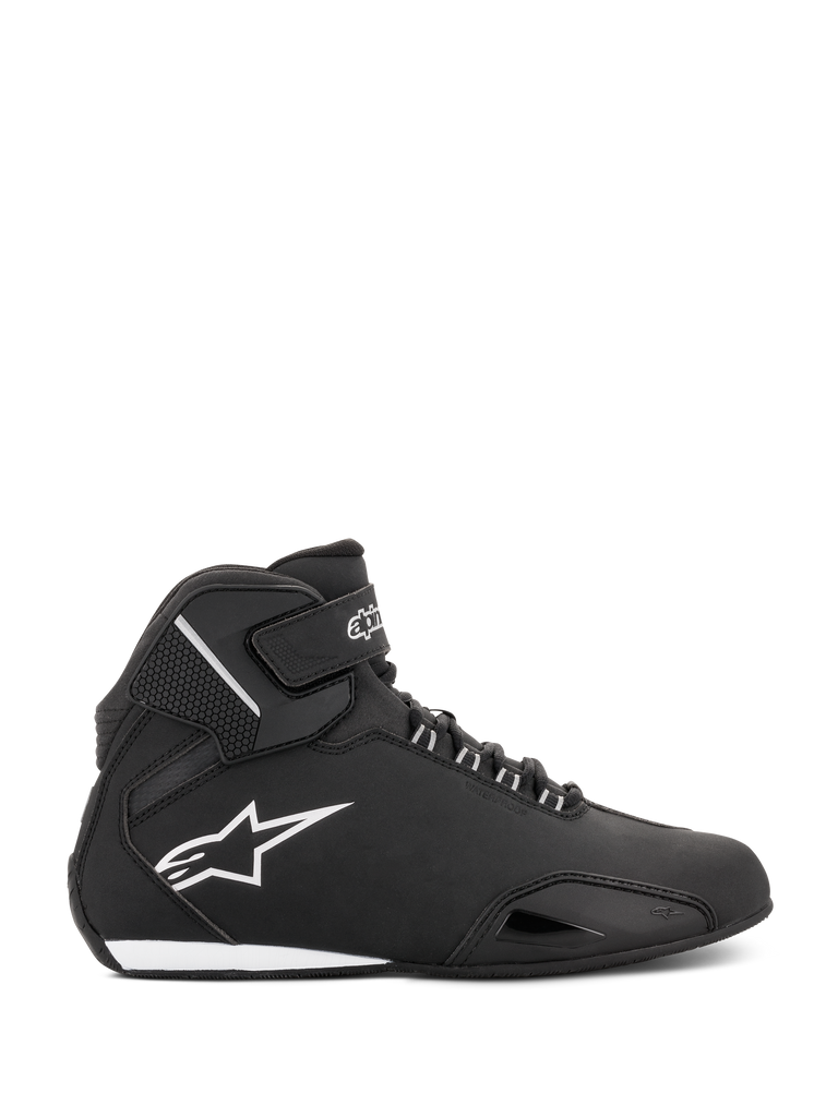 Scarpe Alpinestars Stella Sektor Waterproof da donna, nero e argento, profilo laterale di una scarpa da moto alta con tomaia in microfibra leggera, logo Astars bianco e chiusura sicura con lacci e cinturino