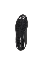 Alpinestars Stella Sektor Waterproof Shoes da donna, vista dal basso della suola in gomma nera, con motivo a onde testurizzato per il grip, logo a stella e marchio Alpinestars in bianco, progettata per la dispersione dell'acqua e l'aderenza.