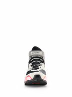 Alpinestars CR-X Women's Drystar® Riding Shoes, scarpe da moto da donna, bianco, grigio medio, nero e rosa Diva, vista frontale con lacci grigi e cinturino alla caviglia logato, design stile sportivo con accenti rosa sulla suola, calzature da moto impermeabili