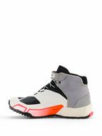 Scarpe da moto Alpinestars CR-X Women's Drystar®, calzature da guida in bianco, grigio medio, nero e Diva Pink, profilo laterale dal design sportivo con cinturino alla caviglia e suola spessa, progettate per il comfort di camminata e protezione